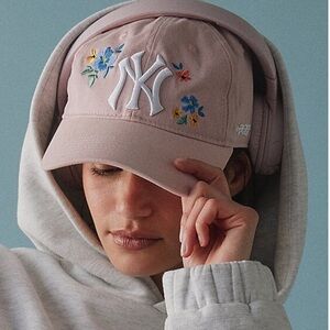 Pro Standard MLB New York Yankees Floral Embroidered Baseball Hat Pink NWT